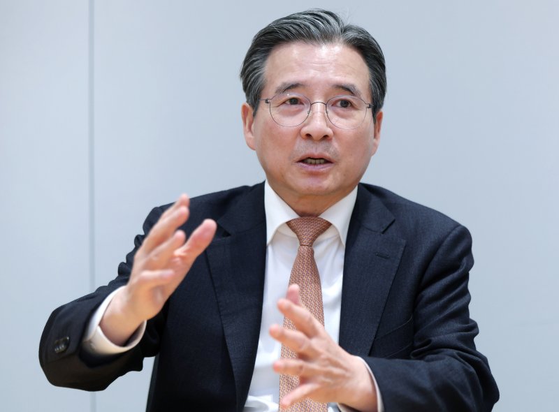 "증시 오르듯 부동산가격 자극 우려... 주택 공급 관계장관회의 만들겠다"