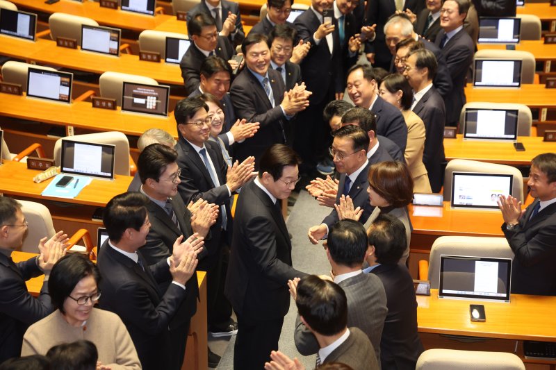 이재명 대통령이 4일 내년도 예산안 시정연설을 위해 국회 본회의장에 입장하면서 더불어민주당 등 국회의원들의 환영을 받고 있다. 사진=박범준 기자