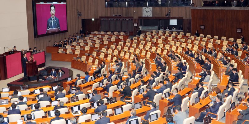 텅 빈 107석 이재명 대통령이 4일 국회 본회의장에서 내년도 예산안에 대한 시정연설을 하고 있는 가운데 국민의힘 의원석이 비어 있다. 국민의힘은 추경호 전 원내대표에 대한 내란 특별검사의 구속영장 청구에 반발해 시정연설을 전면 보이콧했다. 사진=박범준 기자