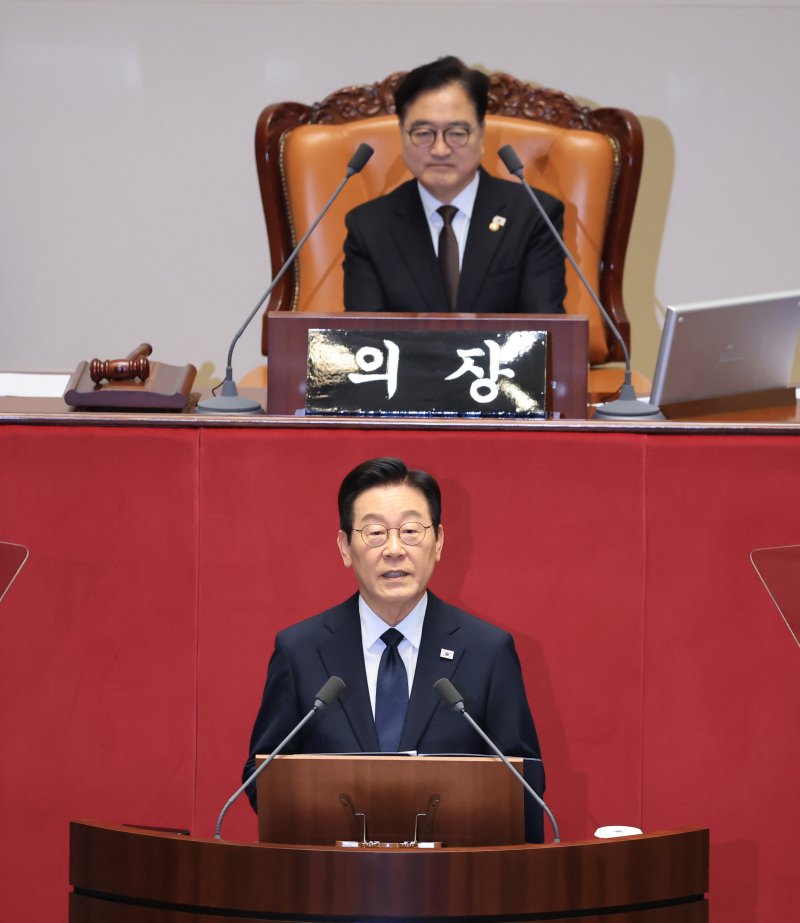 이재명 대통령이 4일 국회 본회의장에서 2026년도 예산안 및 기금운용계획안에 대한 시정연설을 하고 있다. 이 대통령은 728조원 규모의 내년 예산안 방향을 설명하면서 인공지능(AI) 분야 집중투자로 미래 대비에 적극 나서겠다고 밝혔다. 사진=박범준 기자