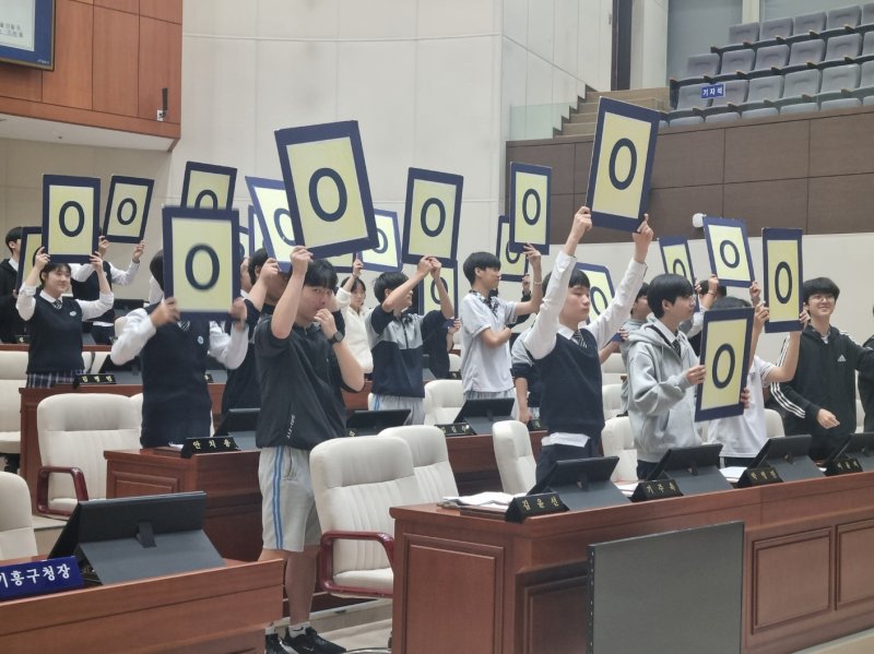 [용인=뉴시스]상하중 학생들의 용인시의회 지방자치 체험 활동(사진=상하중 제공)2025.11.04.photo@newsis.com *재판매 및 DB 금지