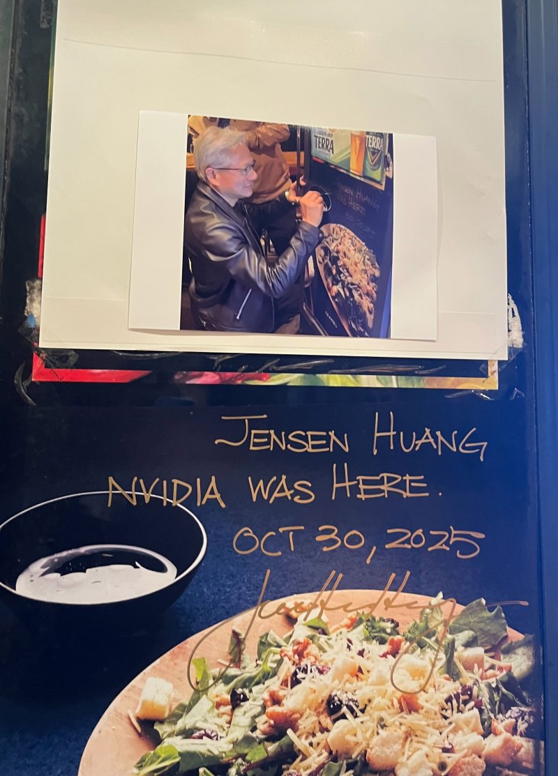 깐부치킨 삼성점 매장 냉장고에 젠슨 황이 남긴 메시지와 사인 연합뉴스