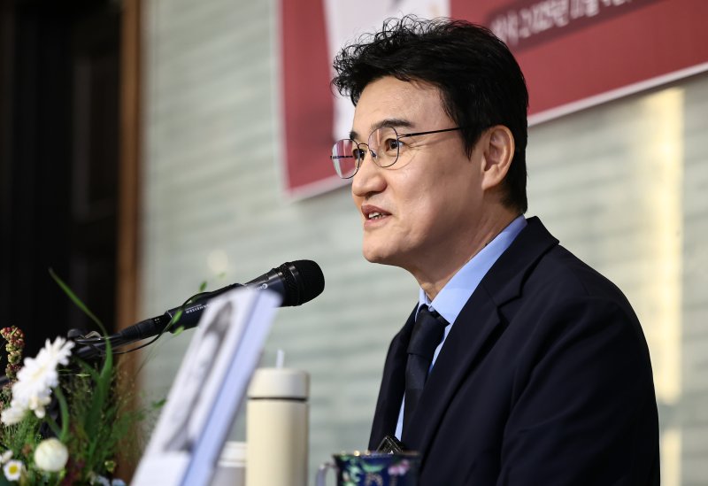 배우 박중훈이 4일 서울 중구 정동1928 아트센터에서 열린 '후회하지마' 출간 기념 기자간담회에서 발언을 하고있다. 2025.11.4/뉴스1 ⓒ News1 김도우 기자