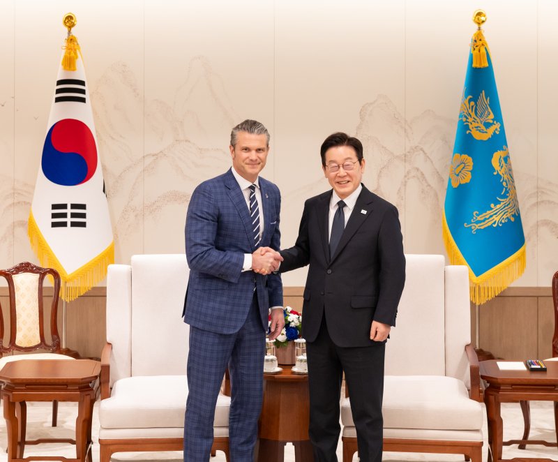 이재명 대통령이 4일 서울 용산 대통령실 청사에서 피트 헤그세스 미국 국방부 장관 접견에 앞서 악수하고 있다. 대통령실 제공