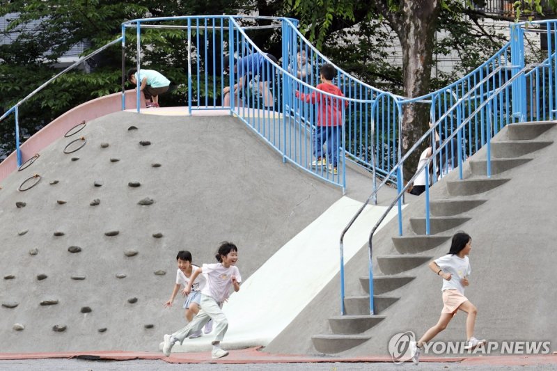 도쿄 놀이터에서 뛰노는 아이들 (출처=연합뉴스)