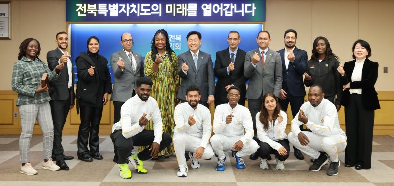 4일 전북도청에서 아프리카 짐바브웨 에밀리 제사야 국회의원 겸 스포츠·문화부 차관과 이집트 아흐메드 아즈미 사이드 청소년·스포츠부 차관에 대한 전북사랑 도민증 수여식이 열린 가운데 양국 방문단과 김관영 전북지사가 기념 촬영을 하고 있다.(전북도 제공. 재판매 및 DB금지)/뉴스1