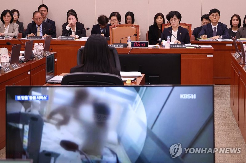 돌봄서비스 관련 질문에 답하는 원민경 성평등부 장관 (출처=연합뉴스)