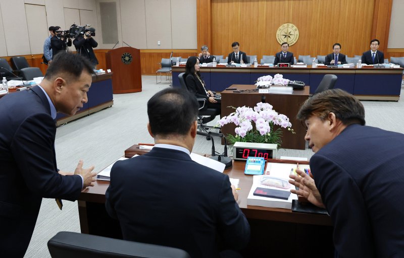 4일 서울 서초구 내곡동 국가정보원에서 열린 국회 정보위원회 국정원에 대한 국정감사에서 신성범 위원장이 관계자들과 대화하고 있다. 2025.11.4/뉴스1 ⓒ News1 국회사진기자단