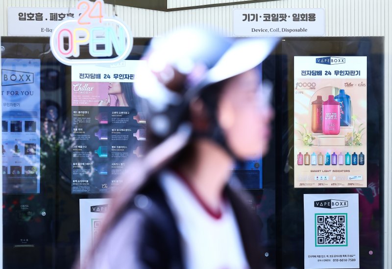 [서울=뉴시스] 김근수 기자 = 지난해 5월 13일 서울 시내의 한 전자담배 가게에서 액상 담배를 판매하고 있다. 2024.05.13. ks@newsis.com