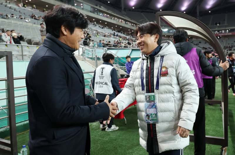 [서울=뉴시스] 조성우 기자 = 4일 오후 서울 마포구 서울월드컵경기장에서 열린 2025-2026 아시아축구연맹(AFC) 챔피언스리그 엘리트(ACLE) 리그 스테이지 4차전 FC서울과 청두 룽청의 경기, FC서울 김기동(오른쪽) 감독과 청두 서정원 감독이 악수하고 있다. 2025.11.04. xconfind@newsis.com