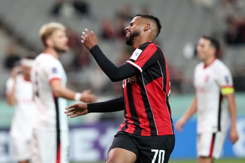 [서울=뉴시스] 조성우 기자 = 4일 오후 서울 마포구 서울월드컵경기장에서 열린 2025-2026 아시아축구연맹(AFC) 챔피언스리그 엘리트(ACLE) 리그 스테이지 4차전 FC서울과 청두 룽청의 경기 후반전, FC서울 안데르손이 슈팅이 빗나가자 아쉬운 표정을 짓고 있다. 2025.11.04. xconfind@newsis.com