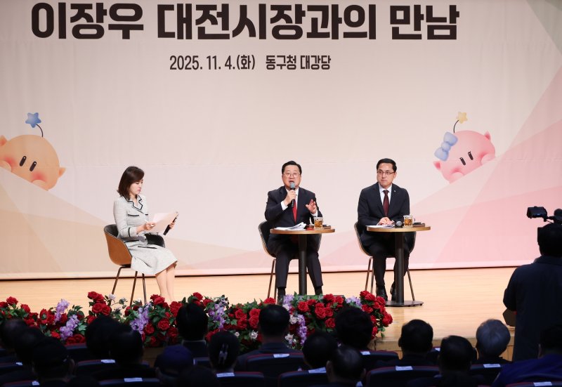 이장우 대전시장이 박희조 동구청장과 함께 주민과 대화를 하고 있다.(대전시 제공. 재판매 및 DB금지)/뉴스1