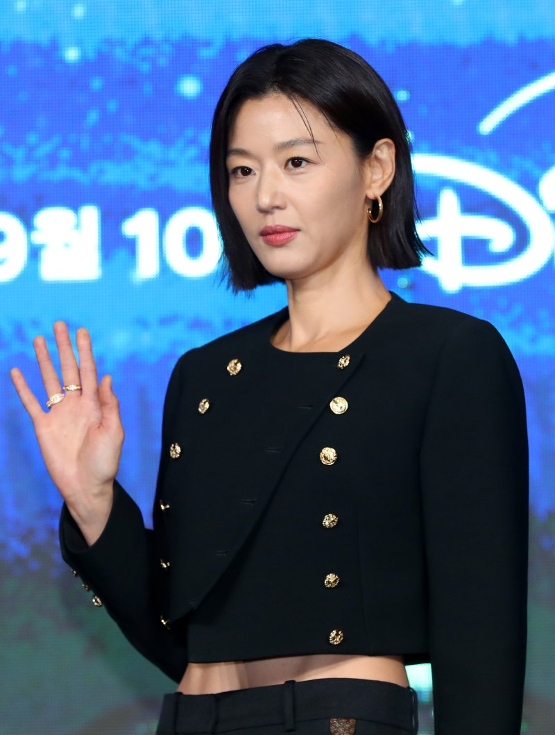 전지현, 이병헌과 부부 호흡 불발…'코리언즈' 하차