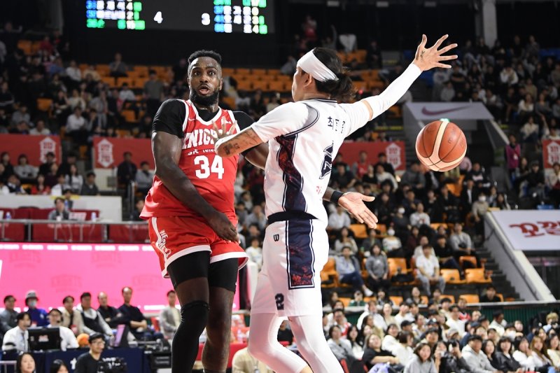 패스하는 자밀 워니 (출처=연합뉴스)