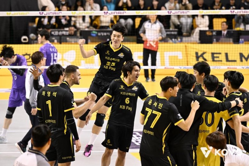 환호하는 KB손해보험 선수단 (출처=연합뉴스)