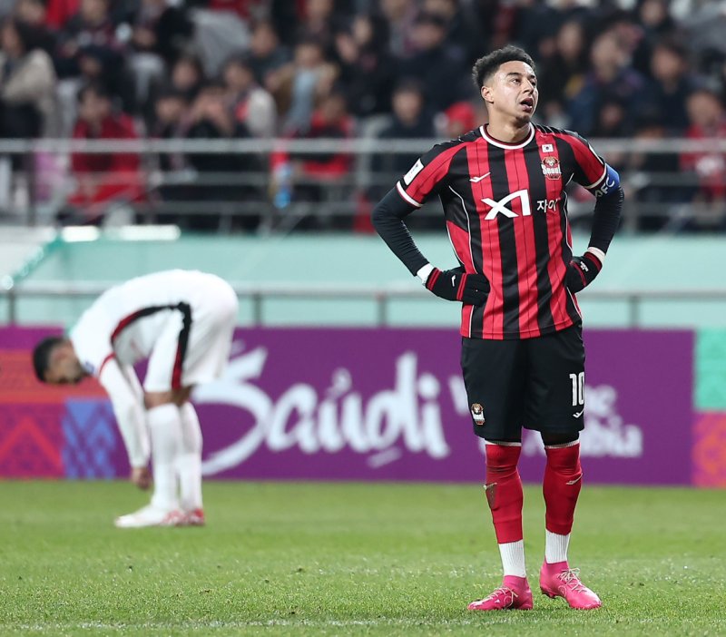 FC서울 제시 린가드가 4일 서울 마포구 서울월드컵경기장에서 열린 '2025-2026 아시아축구연맹(AFC) 챔피언스리그 엘리트(ACLE)' 리그 스테이지 4차전 FC서울과 청두 룽청의 경기에서 득점 기회를 놓친 후 아쉬워하고 있다. 2025.11.4/뉴스1 ⓒ News1 김성진 기자