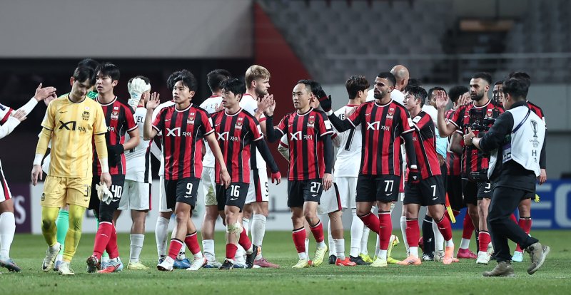 FC서울 선수들이 4일 서울 마포구 서울월드컵경기장에서 열린 '2025-2026 아시아축구연맹(AFC) 챔피언스리그 엘리트(ACLE)' 리그 스테이지 4차전 FC서울과 청두 룽청의 경기에서 0-0 무승부를 기록한 후 청두 선수들과 인사하고 있다. 2025.11.4/뉴스1 ⓒ News1 김성진 기자