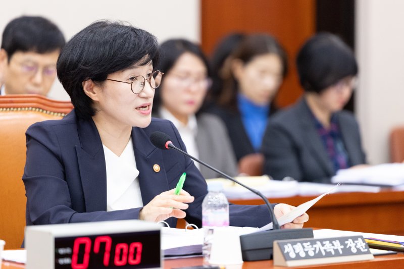 원민경 성평등가족부 장관이 4일 서울 여의도 국회에서 열린 성평등가족위원회 성평등가족부 등에 대한 국정감사에 출석해 의원 질의에 답변하고 있다. 2025.11.4/뉴스1 ⓒ News1 이승배 기자