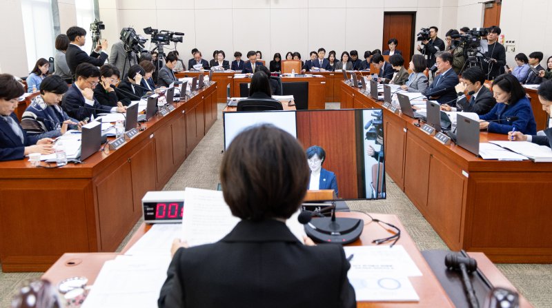 원민경 성평등가족부 장관이 4일 서울 여의도 국회에서 열린 성평등가족위원회 성평등가족부 등에 대한 국정감사에 출석해 업무보고하고 있다. 2025.11.4/뉴스1 ⓒ News1 이승배 기자