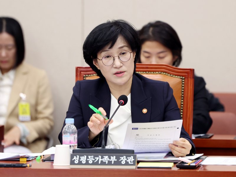 [서울=뉴시스] 김명년 기자 = 원민경 성평등가족부 장관이 4일 오후 서울 여의도 국회 성평등가족위원회에서 열린 성평등가족부 등에 대한 국정감사에서 질의에 답하고 있다. 2025.11.04. kmn@newsis.com