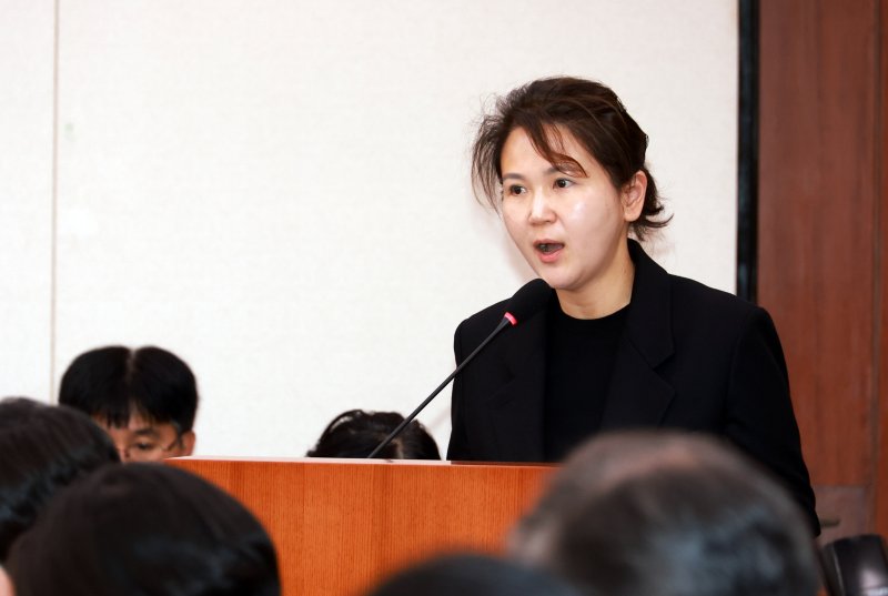 [서울=뉴시스] 고승민 기자 = 전지현 양육비이행관리원장이 4일 서울 여의도 국회에서 열린 성평등가족위원회의 성평등가족부 등 국정감사에서 업무보고를 하고 있다. 2025.11.04. kkssmm99@newsis.com