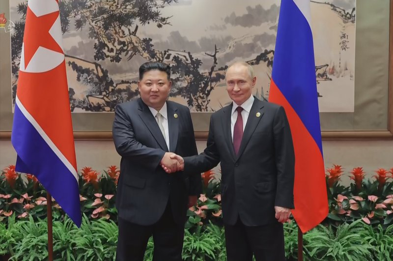 [서울=뉴시스] 북한 조선중앙TV는 지난 3일 중국 전승절 80주년 열병식 참석차 베이징을 방문한 김정은 국무위원장이 블라디미르 푸틴 러시아 대통령과 회담했다고 4일 보도했다. 사진은 김 위원장과 푸틴 대통령이 악수하는 모습. (사진=조선중앙TV 캡쳐) 2025.09.04. photo@newsis.com *재판매 및 DB 금지