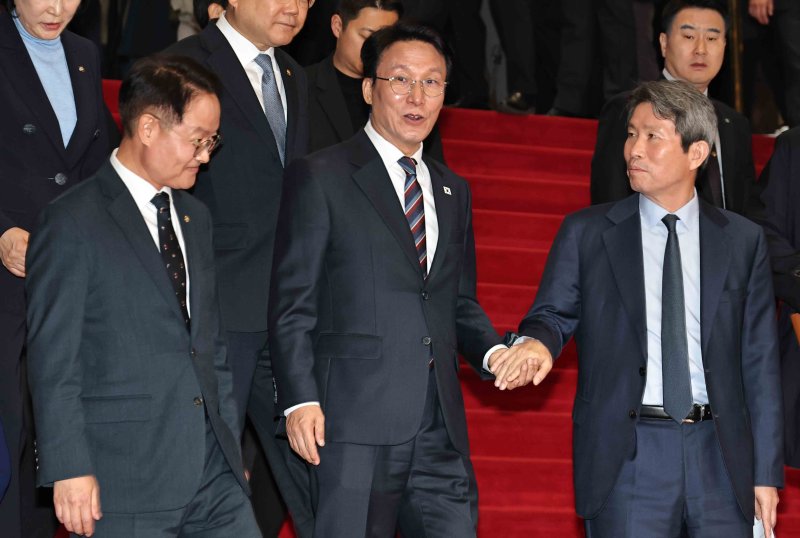 김민석 국무총리가 4일 서울 여의도 국회에서 열린 2026년도 예산안 및 기금운용계획안에 대한 정부의 시정연설이 끝나자 회의장을 나서고 있다. 2025.11.4/뉴스1 ⓒ News1 국회사진기자단