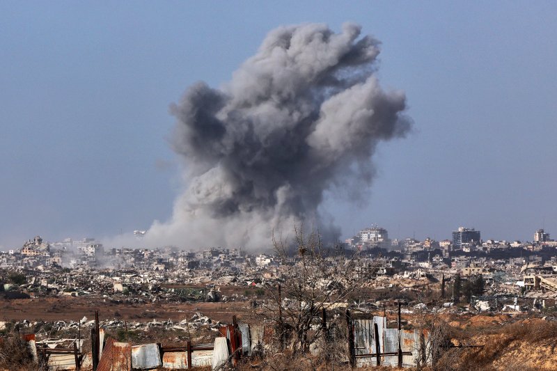[가자시티=AP/뉴시스] 가자지구 가자시티에서 3일(현지 시간) 공습으로 연기가 피어오르고 있다. 2025.10.05