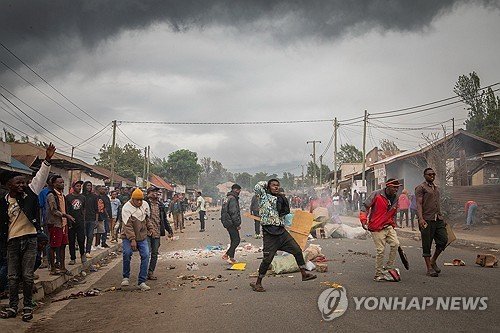 30일(현지시간) 탄자니아 아루샤의 시위대 (출처=연합뉴스)