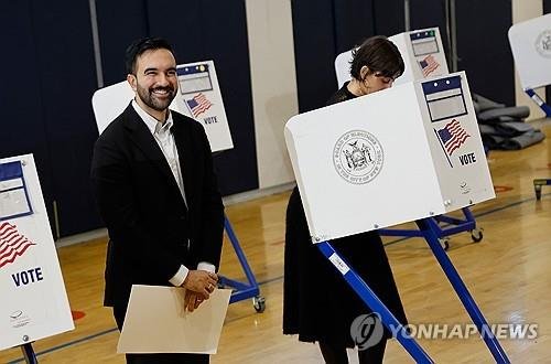 투표장 찾은 맘다니 뉴욕시장 후보(왼쪽)과 부인 (출처=연합뉴스)