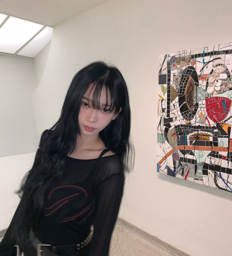 카리나 완벽 얼굴형에 깜짝…꽃 그림 들고 "자화상"