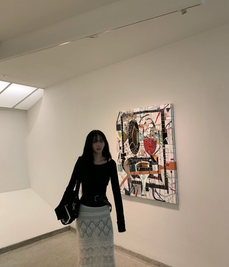 카리나 완벽 얼굴형에 깜짝…꽃 그림 들고 "자화상"