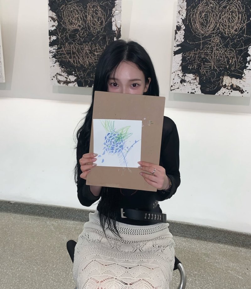 카리나 완벽 얼굴형에 깜짝…꽃 그림 들고 "자화상"