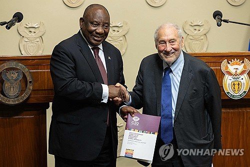 시릴 라마포사 남아공 대통령과 노벨경제학상 수상자인 조지프 스티글리츠 교수 (출처=연합뉴스)