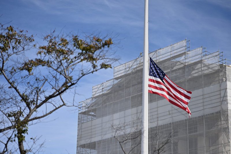 4일(현지시간) 미국 워싱턴DC 연방 대법원 앞에 성조기가 걸려 있다.AFP연합뉴스