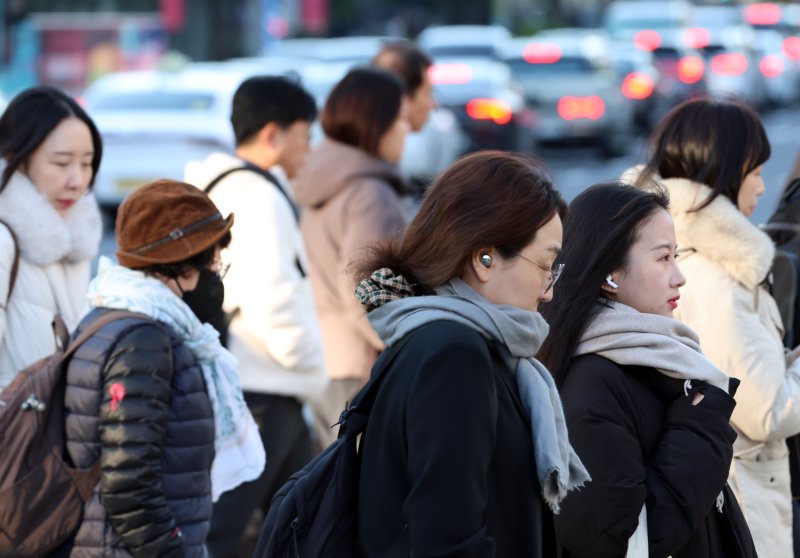서울 광화문 네거리에서 시민들이 잔뜩 움츠린 채 이동하고 있다. 뉴스1