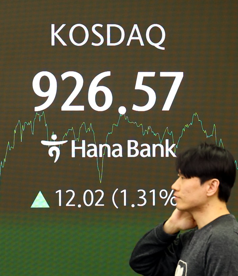 [서울=뉴시스] 박주성 기자 = 4일 오후 서울 중구 하나은행 딜링룸에서 딜러들이 업무를 하고 있다.코스닥지수는 전 거래일(914.55)보다 12.02포인트(1.31%) 상승한 926.57에 거래를 종료했다. 2025.11.04. park7691@newsis.com