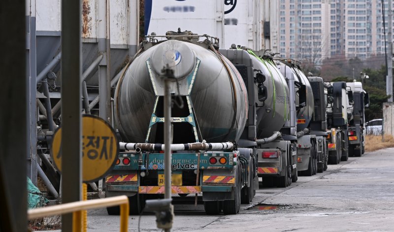 경기 의왕시 한 시멘트 출고장에 시멘트를 운송하는 차량인 벌크시멘트 트레일러(BCT)가 멈춰 서 있다. 뉴시스 자료사진.