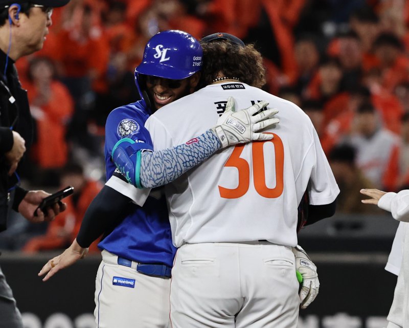 한화 이글스 외국인 투수 코디 폰세(오른쪽)와 삼성 라이온즈 외국인 타자 르윈 디아즈. 2025.10.24/뉴스1 ⓒ News1 구윤성 기자