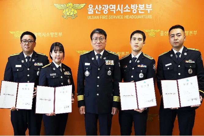 [울산=뉴시스] 구미현 기자 =울산소방본부는 화재·구조·구급·행정 분야에서 탁월한 업무 성과를 거둔 소방공무원 4명이 2025년 업무유공으로 1계급 특별승진했다고 5일 밝혔다. (사진=울산소방본부 제공) 2025.11.05. photo@newsis.com *재판매 및 DB 금지