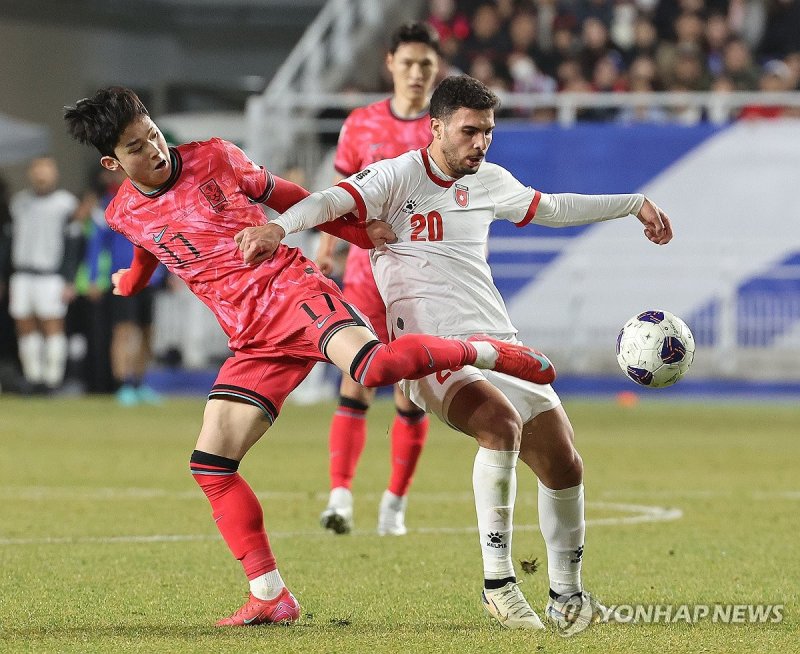 상대 선수와 몸싸움하는 양민혁 (출처=연합뉴스)