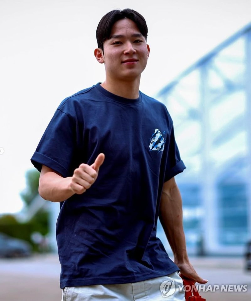 손가락을 추켜들며 훈련장에 도착한 양민혁 (출처=연합뉴스)