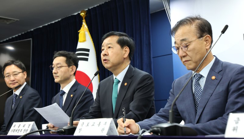 구윤철 경제부총리 겸 기획재정부 장관이 10월 15일 서울 종로구 정부서울청사에서 주택시장 안정화 대책을 발표하고 있다. 왼쪽부터 임광현 국세청장, 윤창렬 국무조정실장, 구 부총리, 김윤덕 국토교통부 장관. /뉴스1 ⓒ News1 임세영 기자