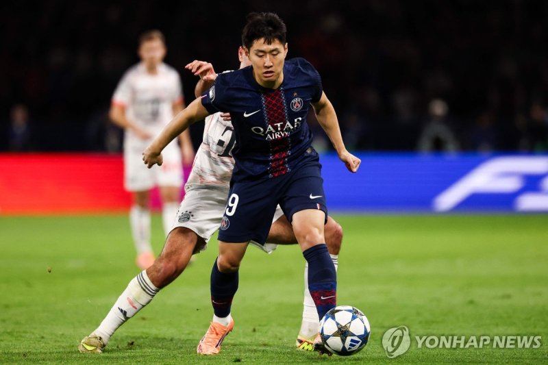 뮌헨과 경기에서 공을 다루는 PSG 이강인(맨 앞). (출처=연합뉴스)