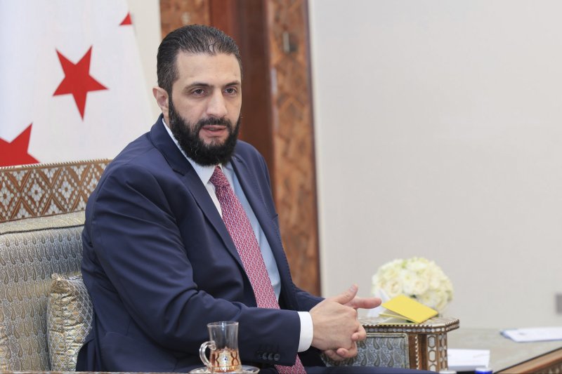 [다마스쿠스=AP/뉴시스] 도널드 트럼프 미국 행정부가 시리아의 아흐메드 알샤라 대통령의 백악관 방문을 앞두고, 13년 내전 이후 시리아 재건을 가로막아온 미국의 주요 대(對) 시리아 제재법 철회를 추진하고 있다고 4일(현지 시간) 월스트리트저널(WSJ)이 보도했다. 사진은 시리아 국영 SANA 통신이 공개한 사진에 아메드 알샤라 시리아 대통령. 2025.11.05.