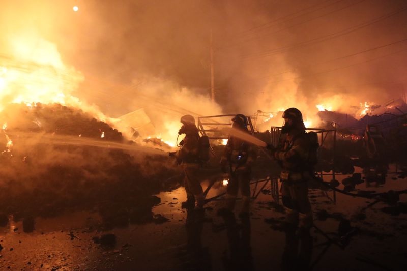 4일 오후 포천시 내촌면 진목리의 섬유 공장에서 화재가 발생해 소방대원이 진화 작업을 벌이고 있다. 경기도북부소방재난본부 제공