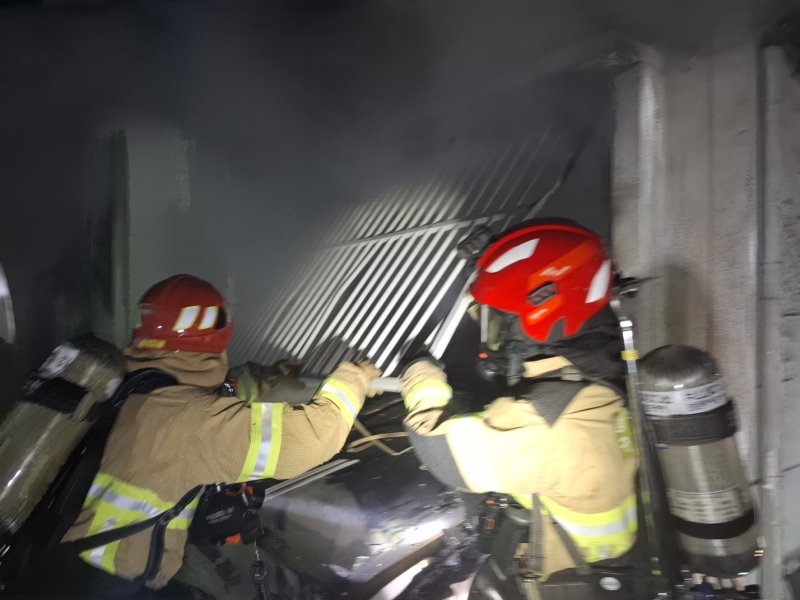 5일 오전 4시 51분쯤 창원시 진해구 여좌동의 한 단층 단독주택에서 불이 나 소방이 진화에 나서고 있다.(창원소방본부 제공. 재판매 및 DB금지)