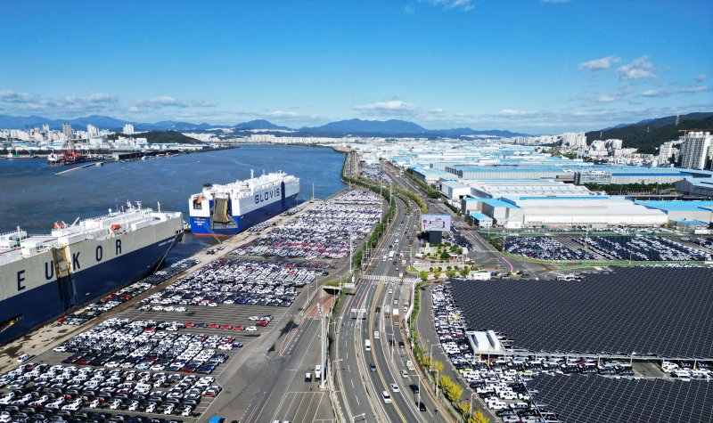 [울산=뉴시스] 현대자동차 울산공장과 수출선적부두 전경 (사진=현대자동차 제공) photo@newsis.com *재판매 및 DB 금지