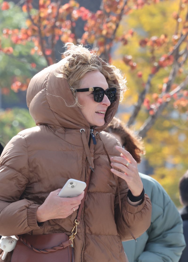 [서울=뉴시스] 김명원 기자 =지난 2일 서울 종로구 광화문 광장에서 시민과 관광객들이 옷을 여미며 이동하고 있다. 2025.11.02. kmx1105@newsis.com