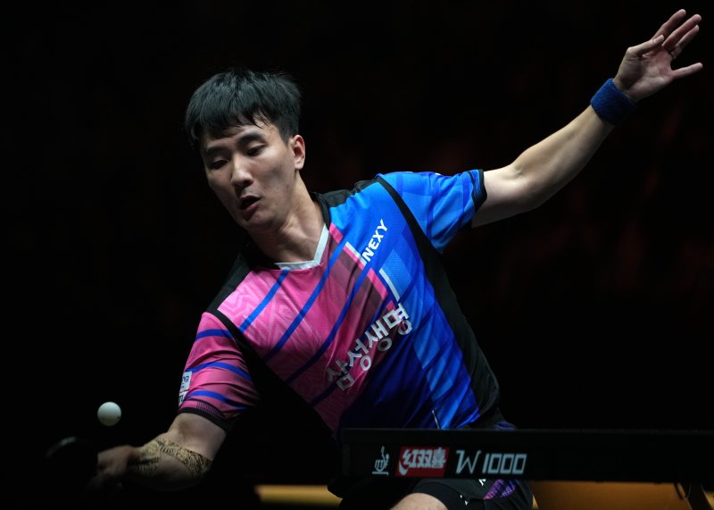 [베이징=AP/뉴시스] 이상수가 3일 중국 베이징에서 열린 2024 세계탁구연맹(WTT) 차이나 스매시 남자 단식 16강전에서 마룽(중국)과 경기하고 있다. 이상수가 0-3(10-12 4-11 10-12)로 완패하며 8강에 오르지 못했다. 2024.10.04.